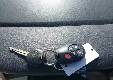 2015 Toyota Sienna Le 8 Passenger z USA, uszkodzony, nr VIN 5TDKK3DC0FS586262